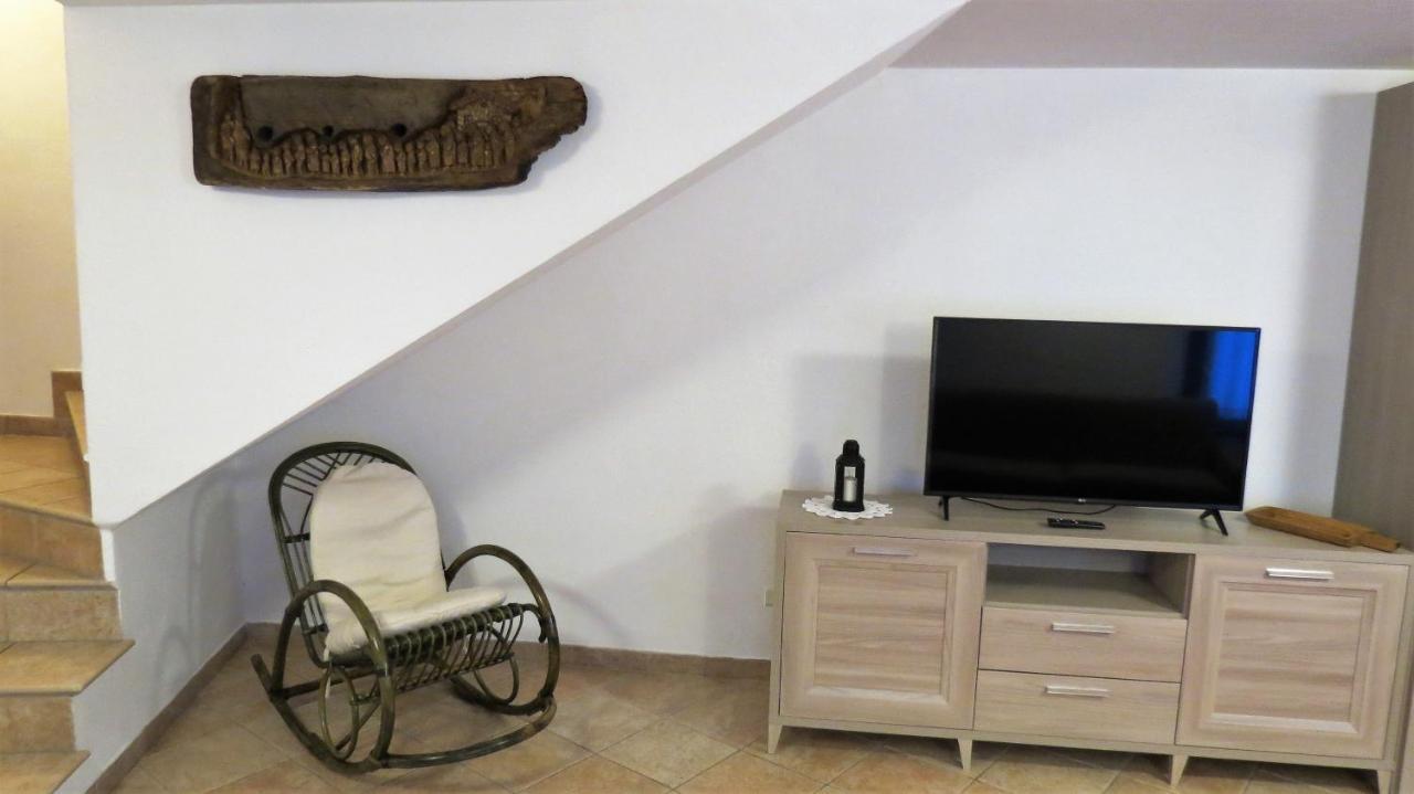 Lo Gnomo Sotto Al Glicine Châtillon Exterior foto